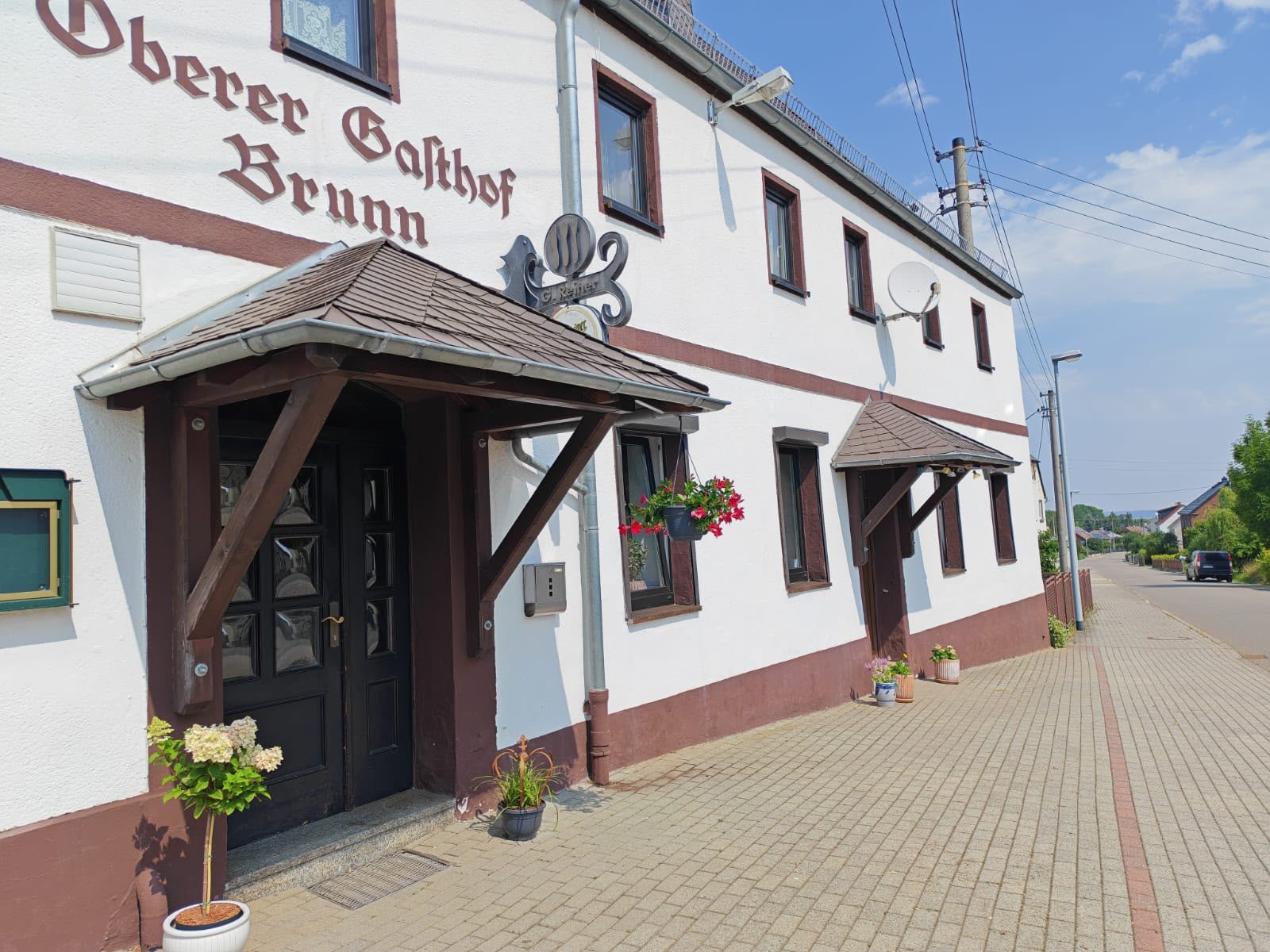 Der Gasthof mit Eingang und Vordach
