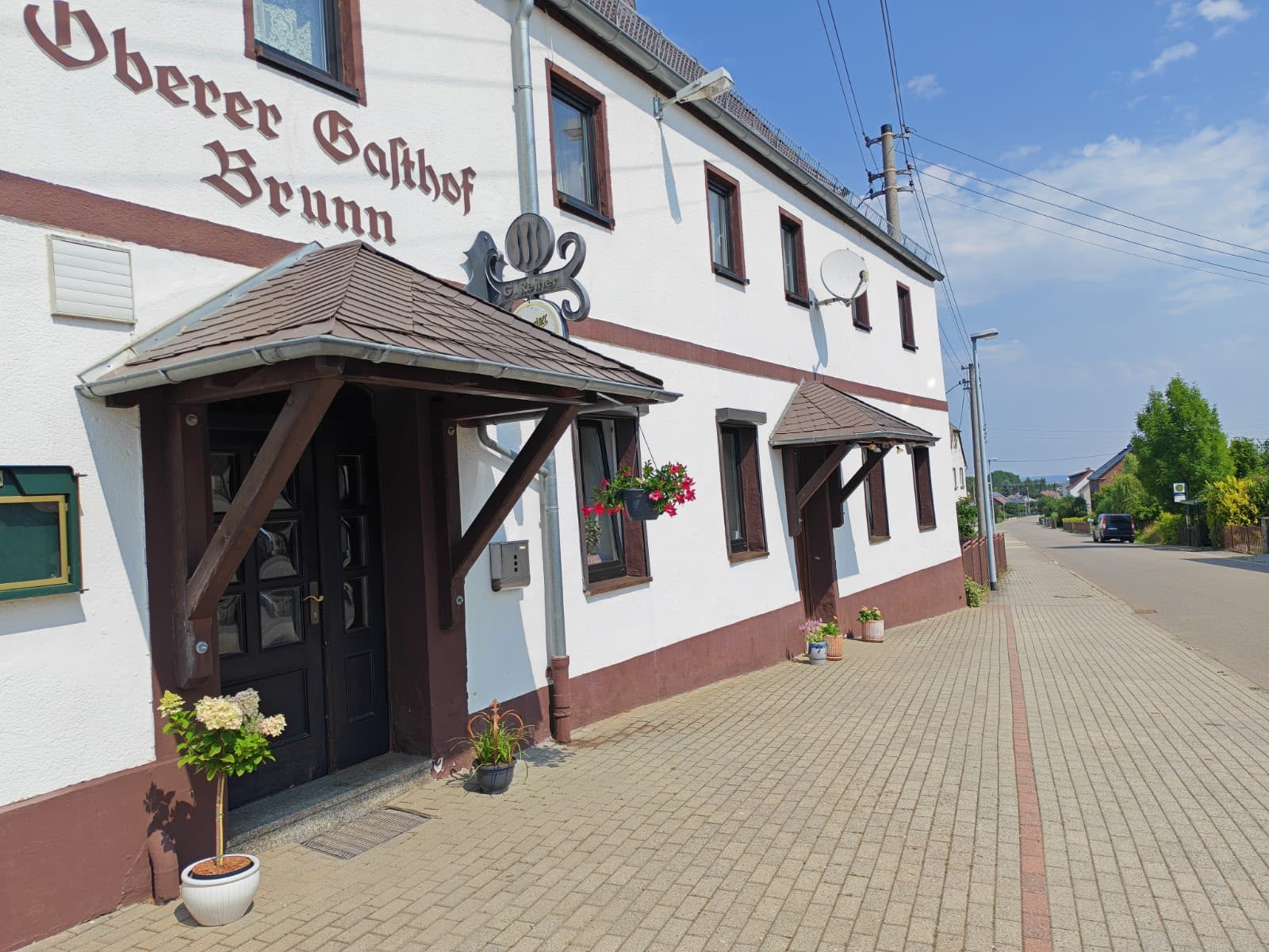 Der Obere Gasthof Brunn von der Straße aus